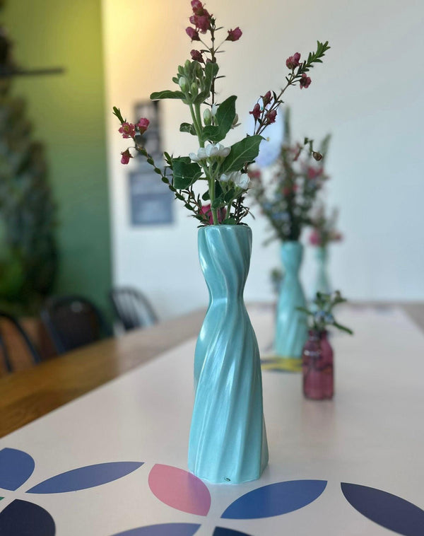 אגרטל לפרח בצבע טורקיז עם פיה צרה - The Collection by Aviel Waizman