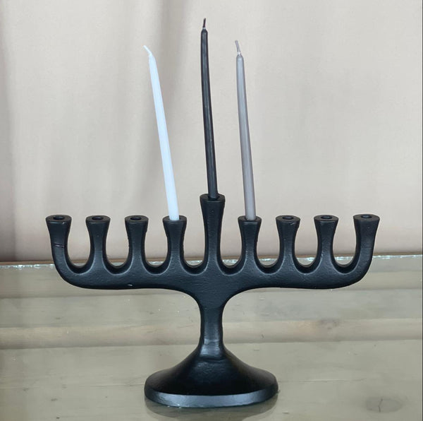 חנוכייה מתכת בצבע שחור לחנוכה