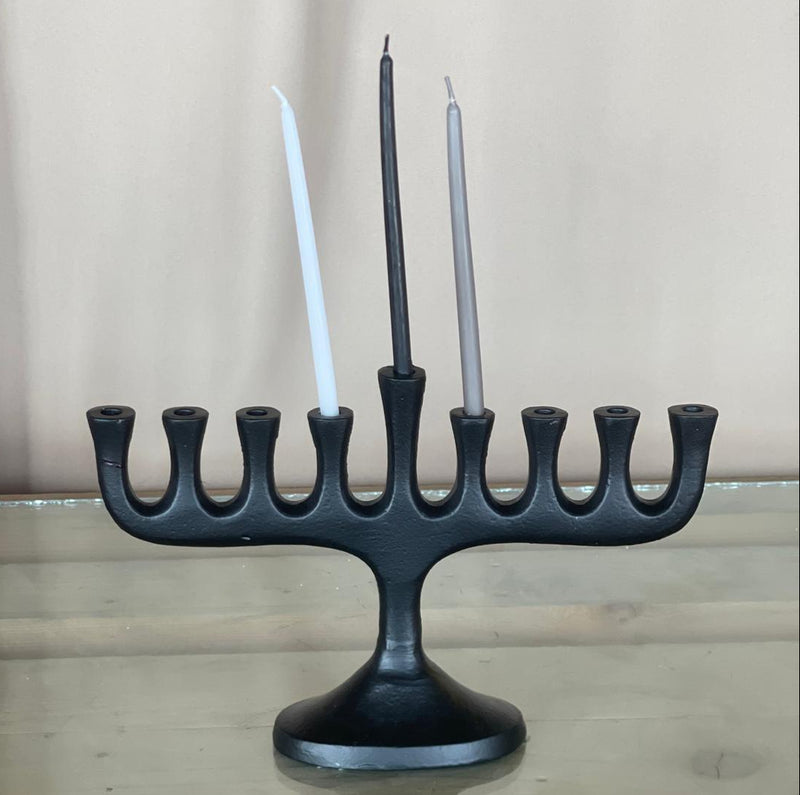 חנוכייה מתכת בצבע שחור לחנוכה