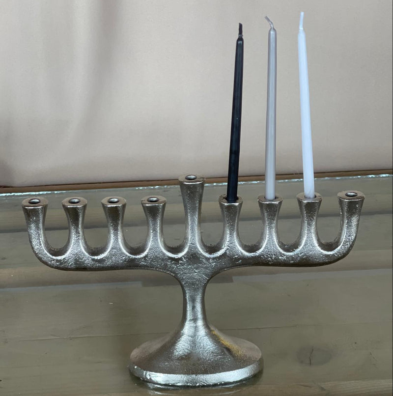 חנוכייה מתכת בצבע כסף לחנוכה