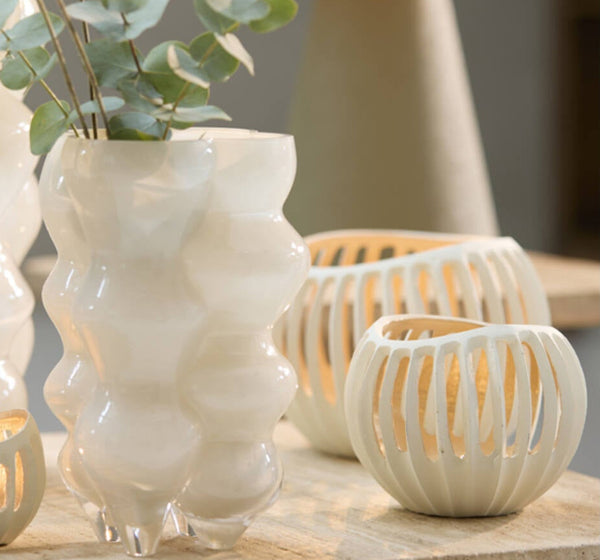 כלי מתכת חלול לנר בצבע לבן