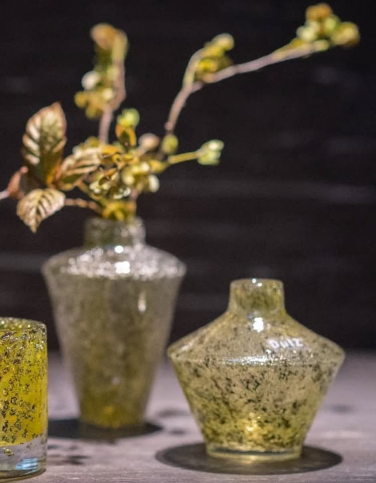 אגרטל זכוכית משולש עם פיה צרה בצבע ירוק מבית Dutz